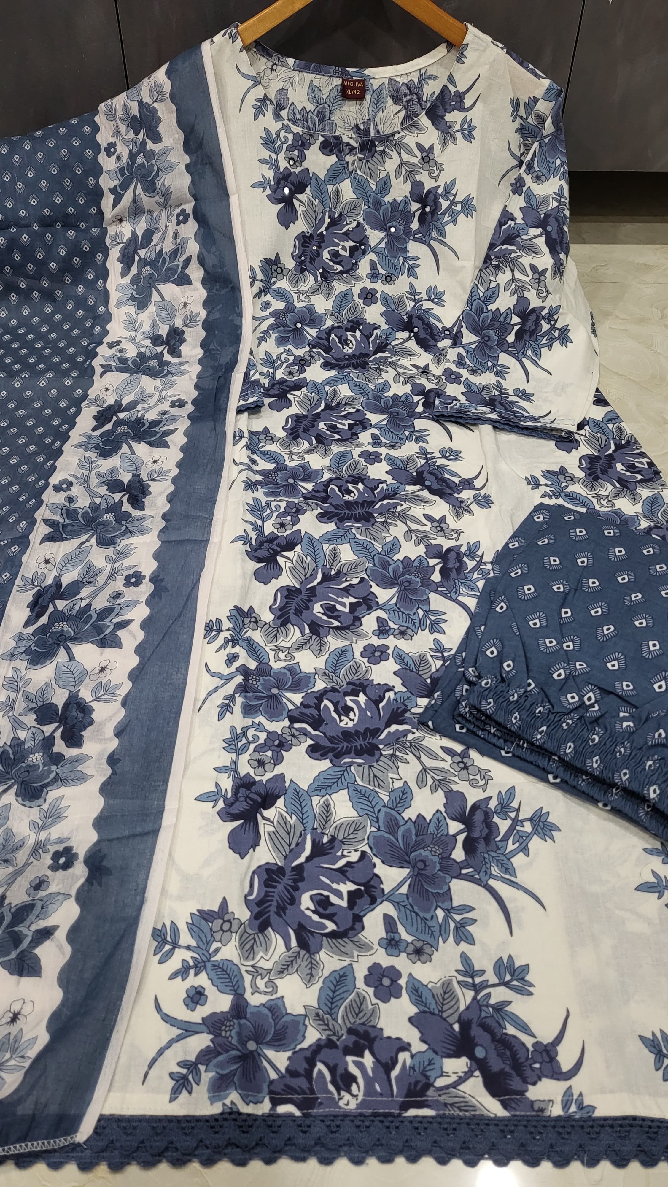 Beautiful salwar kameez/ suit - Eshana Collections