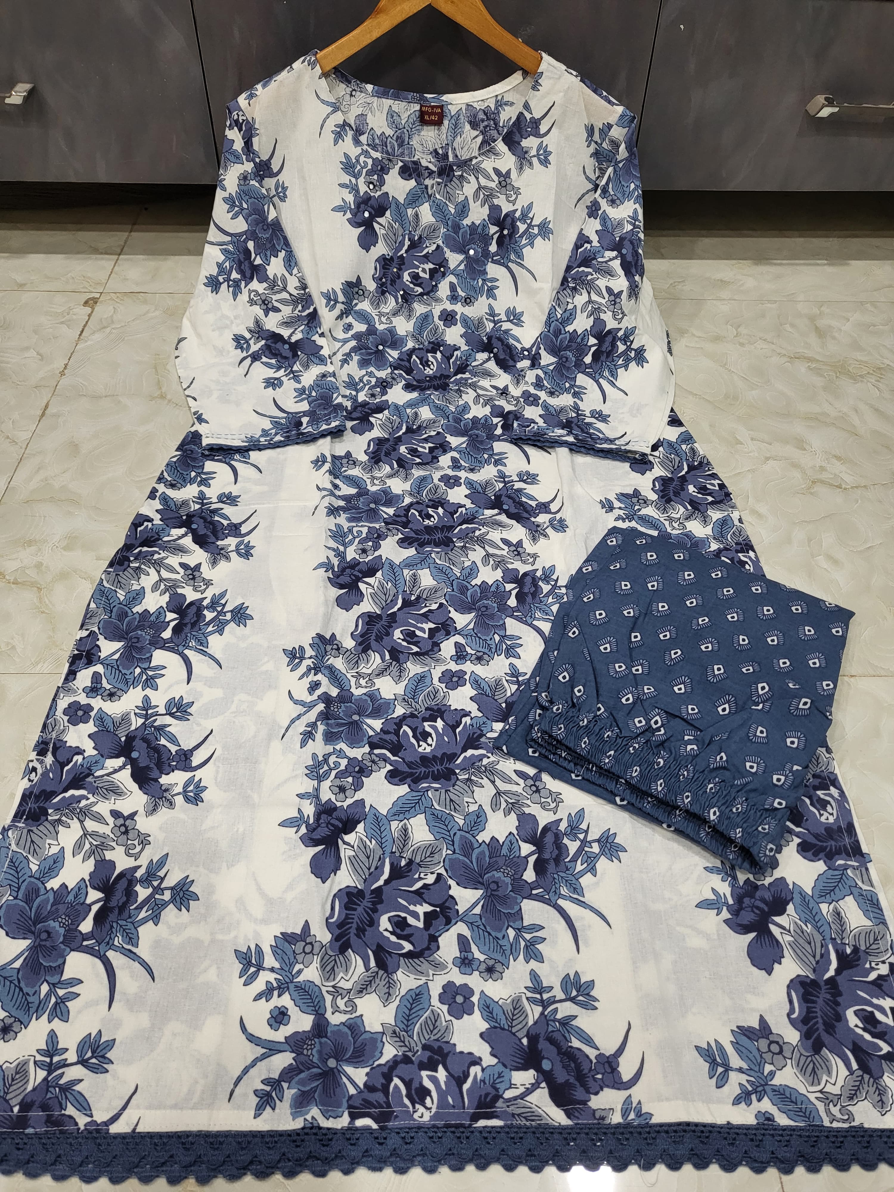 Beautiful salwar kameez/ suit - Eshana Collections